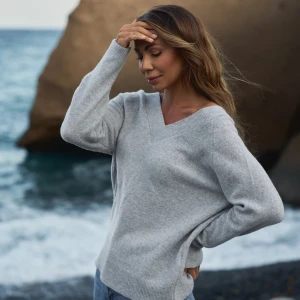Jasnoszary sweter wełniany w serek - Sweter Violette Light Grey - sklep More'moi - Rozmiar: L/XL na lato