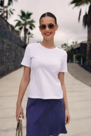 Polska marka Biały T-shirt klasyczny slim z okrągłym dekoltem - T-shirt Vicky White - sklep More'moi - Rozmiar: S