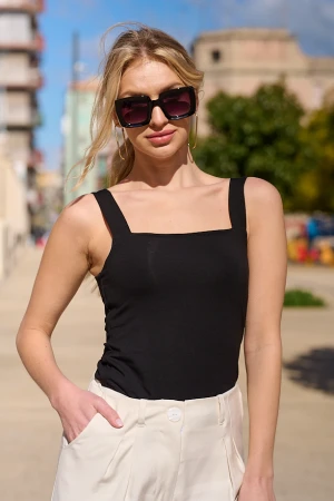 Polska marka Czarny top z dekoltem karo - Top Caro Black - sklep More'moi - Rozmiar: S