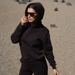 Brązowa bawełniana bluza z kapturem na chłodne dni - Bluza Hoodie Simply Dark Chocolate - sklep More'moi - Rozmiar: L na lato