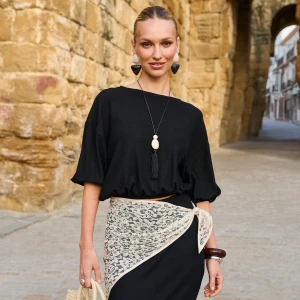 Czarna luźna bluzka z bufiastymi rękawami - Bluzka June Black- sklep More'moi - Rozmiar: M