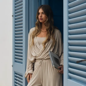Beżowa luźna bluzka z modalu z dekoltem woda  - Bluzka Miley Light Beige - sklep More'moi - Rozmiar: XL szyte w Polsce