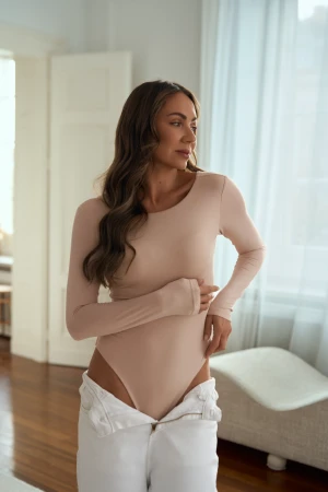 Beżowe body z modalu z dekoltem w łódkę - Body Essential Nude - sklep More'moi - Rozmiar: L na lato