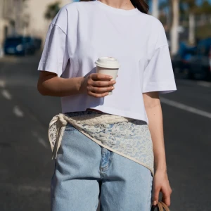 Ecru koronkowa trójkątna chusta - Chusta Roses Cream - sklep More'moi - Rozmiar: ONE SIZE