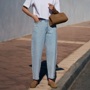 Ostatnie sztuki | Niebieskie jeansy mom fit z wysokim stanem - Jeansy Tess Mom Fit Light Blue - sklep More'moi - Rozmiar: XS
