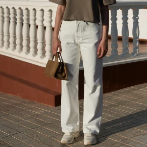 Ostatnie sztuki | Ecru proste jeansy z wysokim stanem - Jeansy Tess Straight Cream - sklep More'moi - Rozmiar: XS