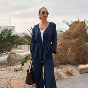 Ostatnie sztuki | Damskie kimono w granatowym kolorze, z domieszką lnu, wiązane – Kimono Summer Estate Blue - sklep More'moi - Rozmiar: XS/S