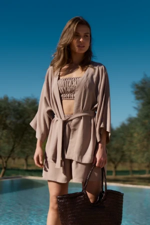 Beżowy zestaw wakacyjny: top bandażowy, kimono i szorty, wiskoza z lnem - Zestaw Summer and Rubby Safari - sklep More'mo