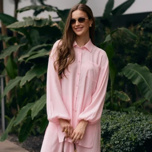 Jasnoróżowa lekka koszula z balonowymi rękawami - Koszula Galia Peony Pink - sklep More'moi - Rozmiar: L/XL na lato