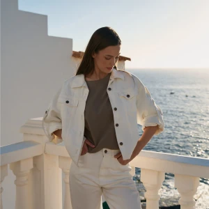 Ostatnie sztuki | Ecru kurtka jeansowa oversize - Kurtka Jeansowa Tess Cream - sklep More'moi - Rozmiar: XS/S