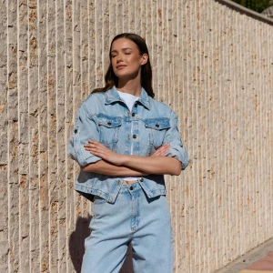 Niebieska kurtka jeansowa oversize - Kurtka Jeansowa Light Blue - sklep More'moi - Rozmiar: M/L
