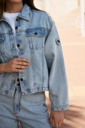 Niebieski zestaw kurtka jeansowa i spodnie jeansowe mom fit - Zestaw Jeans Mom Fit Light Blue - sklep More'moi