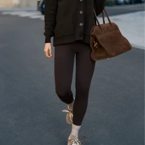 Ostatnie sztuki | Brązowe dopasowane legginsy z wiskozy - Legginsy Fitme Dark Chocolate - sklep More'moi - Rozmiar: XS