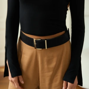 Czarny skórzany szeroki pasek ze złotą klamrą - Paek Ivy Black - sklep More'moi - Rozmiar: ONE SIZE
