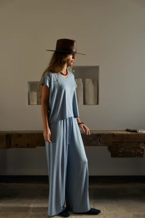 Niebieski zestaw z modalu na lato: t-shirt i spodnie - Zestaw Lucy Zephyr Powder Blue - sklep More'moi