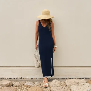 Granatowa sukienka ażurowa maxi z bawełny organicznej - Sukienka Ellisa Velvet Navy - sklep More'moi - Rozmiar: S/M