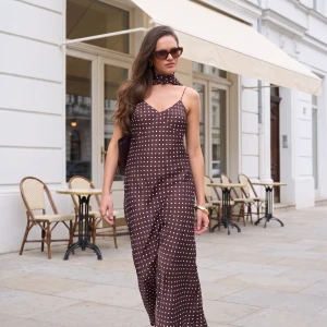 Sukienka z wiskozy maxi z szalem - Sukienka Francesca Brown Dots - sklep More'moi - Rozmiar: M