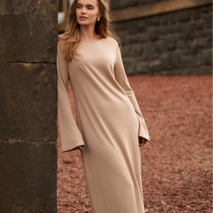 Ostatnie sztuki | Beżowa sukienka maxi z wełny merino - Sukienka Ingrid Frappe - sklep More'moi - Rozmiar: XS