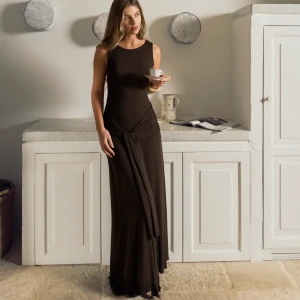 Brązowa sukienka maxi na ramiączkach - Sukienka Kenza Brown - sklep More'moi - Rozmiar: M