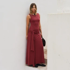 Ceglasta sukienka maxi na ramiączkach - Sukienka Kenza Rosewood- sklep More'moi - Rozmiar: M