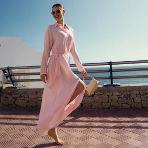 Jasnoróżowa sukienka maxi zapinana na guziki - Sukienka Rebecca Peony Pink - sklep More'moi - Rozmiar: S/M