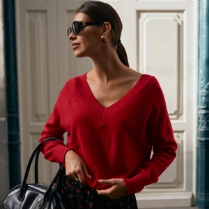 Ostatnie sztuki | Czerwony sweter z wełny merino i kaszmiru z dekoltem V - Sweter Sylvie Red Chilli - sklep More'moi - Rozmiar: XS