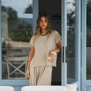 Ostatnie sztuki | Beżowy t-shirt oversize z okrągłym dekoltem - T-shirt Kelly Light Beige - sklep More'moi - Rozmiar: XS/S