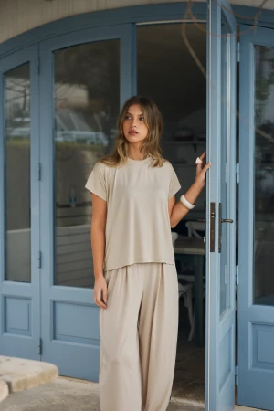 Beżowy zestaw z modalu na lato: t-shirt i spodnie - Zestaw Kelly Zephyr Light Beige - sklep More'moi