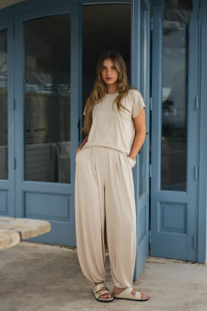 Beżowe zestaw z modalu na lato: bluzka i spodnie alladynki - Zestaw Kelly Zahara Light Beige - sklep More'moi