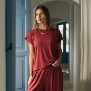 Ostatnie sztuki | Ceglasty t-shirt z modalu oversize z okrągłym dekoltem - T-shirt Kelly Rosewood - sklep More'moi - Rozmiar: XS/S