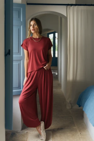 Ceglasty zestaw z modalu na lato: t-shirt i spodnie - Zestaw Kelly Zephyr Rosewood - sklep More'moi