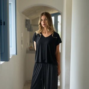 Czarny t-shirt oversize z dekoltem V - T-shirt Lucy Black - sklep More'moi - Rozmiar: S/M