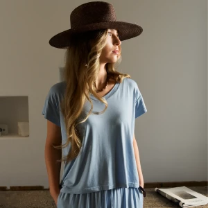 Ostatnie sztuki | Niebieski t-shirt oversize z dekoltem V - T-shirt Lucy Powder Blue- sklep More'moi - Rozmiar: XS/S