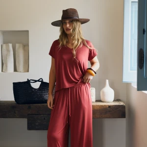 Ostatnie sztuki | Cegalny t-shirt oversize z dekoltem V - T-shirt Lucy Rosewood -  sklep More'moi - Rozmiar: XS/S