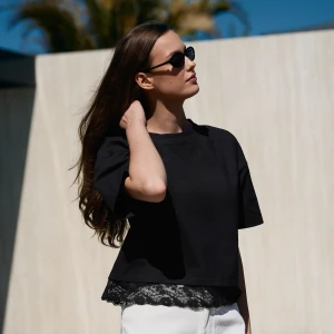 Ostatnie sztuki | Czarny bawełniany T-shirt z koronką - T-shirt Stella Black - sklep More'moi - Rozmiar: XS/S