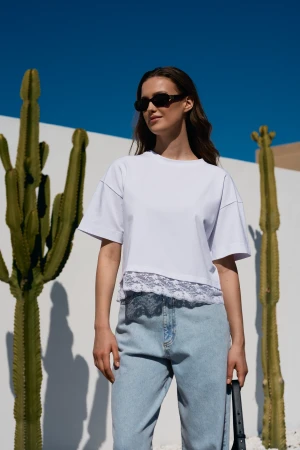 Biały bawełniany T-shirt z koronką - T-shirt Stella White - sklep More'moi - Rozmiar: M/L