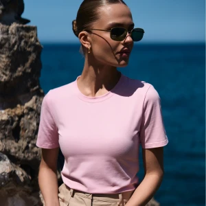 Różowy T-shirt klasyczny slim z okrągłym dekoltem - T-shirt Vicky Peony Pink - sklep More'moi - Rozmiar: L na lato