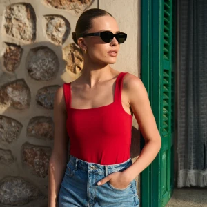 Czerwony top z dekoltem karo - Top Caro Red - sklep More'moi - Rozmiar: XXL