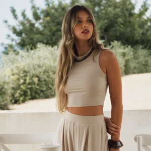 Beżowy krótki dopasowany top z modalu - Top Zoe Light Beige - sklep More'moi - Rozmiar: XL szyte w Polsce