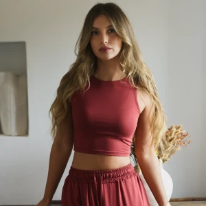 Ostatnie sztuki | Ceglasty krótki dopasowany top z modalu - Top Zoe Rosewood - sklep More'moi - Rozmiar: XS