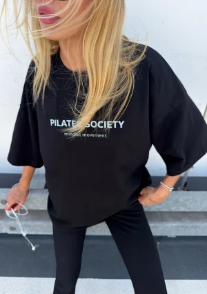 Ace - Koszulka oversize "Pilates Society" Czarna
