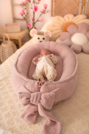 Kokon niemowlęcy premium baranek – pudrowy róż (+ materac i prześcieradło)