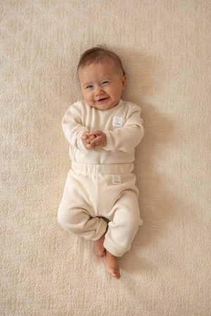 Dzianinowy komplet niemowlęcy (body + spodenki) – baby natural