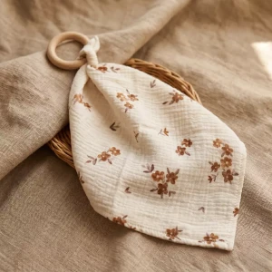 Gryzak Drewniany Z Pieluszką Muślinową – Naturalny gryzak dla niemowląt | Little Brown Flowers