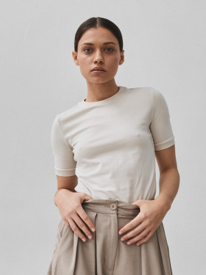 bluzka z dopasowanym rękawem BASIC almond beige - XS