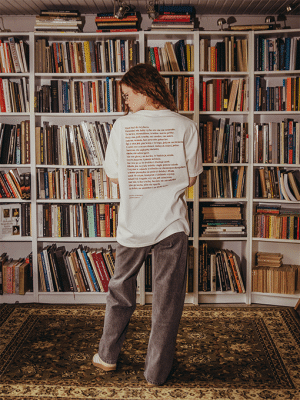 NA DOBRE, NA NIEDOBRE I NA LITOŚĆ BOSKĄ / Wisława Szymborska / koszulka oversize unisex / złamana biel z wierszem