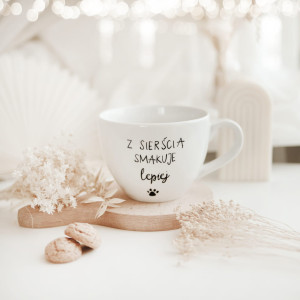 Biały kubek porcelanowy 500 ml - Z sierścią smakuje lepiej na dzień zwierząt dla miłośników psów i kotów