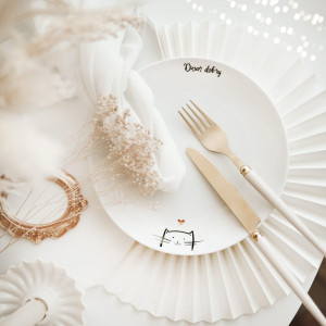 Biały talerz porcelanowy - motyw kotka ze złotym sercem dla miłośnika kotów na urodziny