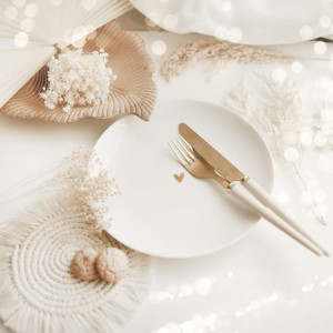 Biały talerz porcelanowy 20 cm - Motyw złotego serca na ślub dla pary