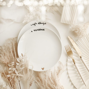 Zestaw białych talerzy porcelanowych - motyw złotego serca z napisem i żyli długo i szczęśliwie dla pary na ślub